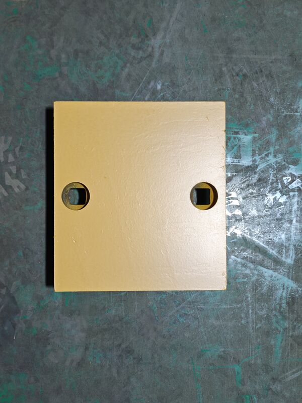 1324715B Boulons de type chat sur les bords de coupe pour chargeur